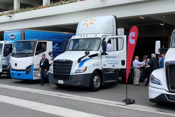 Unlike other trucks in ACT Expo's Ride and Drive, 新飞艇168历史开奖记录|幸运飞行艇官方开奖直播网站 Walmart did not haul its truck to last week's event but instead was able to drive the truck with Cummins new X15N natural gas engine from Indiana to Anaheim, California thanks to access to compressed natural gas stations along the way. 'That says a lot,' said Cummins manager of global regulatory affairs Tom Swenson.